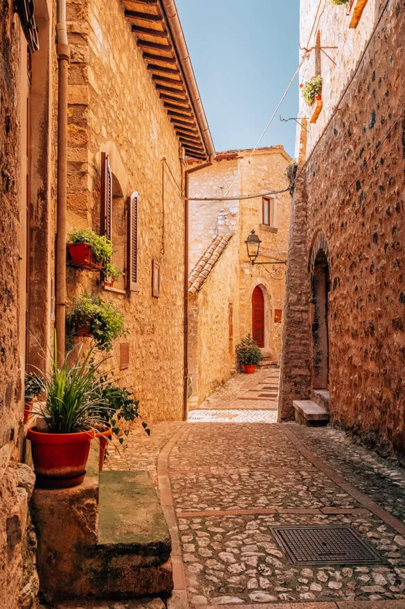 Things to do in Umbria Italy - Borghi più belli d’italia - Vallo di Nera alley - Quiet street with plants