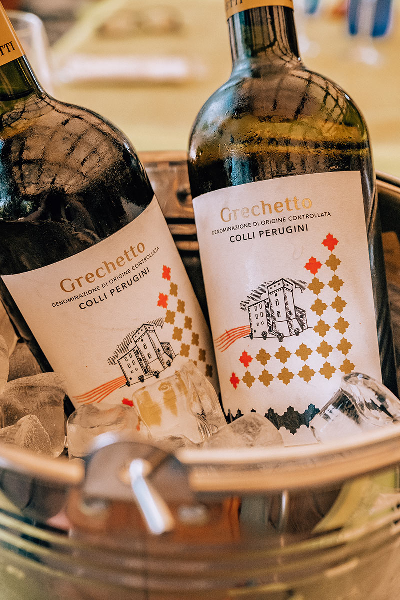 Things to do in Umbria Italy - Lake Trasimeno - Impact 0 beach bar - Wine