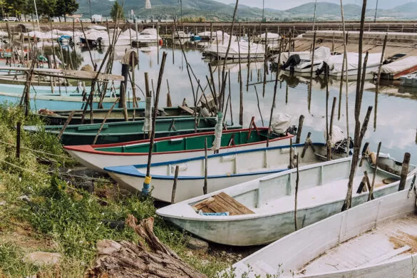 Things to do in Umbria Italy - Lake Trasimeno - San Feliciano boats