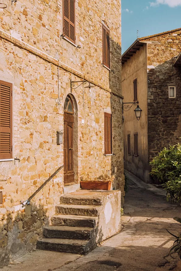 Things to do in Umbria Italy - Monte del Lago quiet street