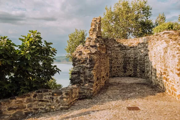 Things to do in Umbria Italy - Monte del Lago ruins