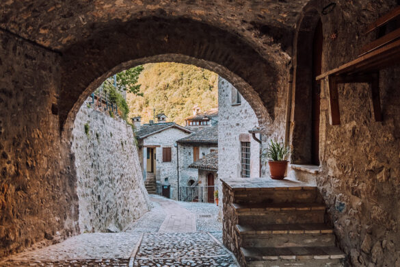 Things to do in Umbria Italy – Scheggino alley with arch Things to do in Umbria Italy - Scheggino alley with arch