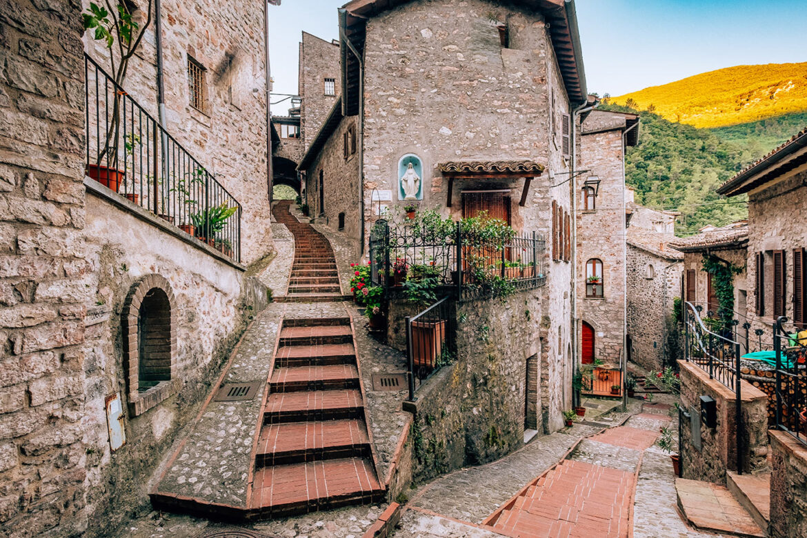 Things to do in Umbria Italy - Scheggino at sunrise