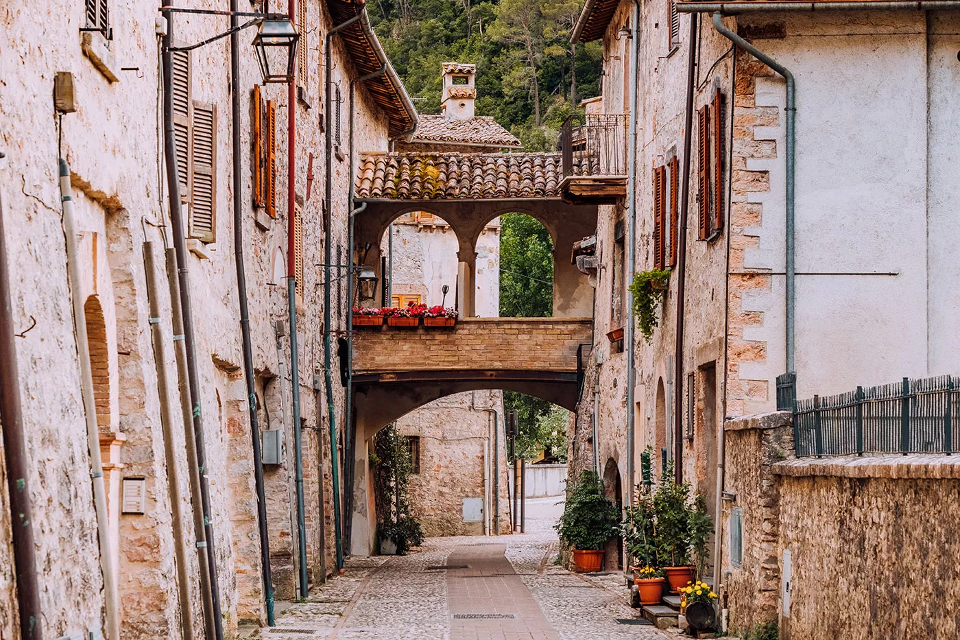 Things to do in Umbria Italy - Scheggino quiet road