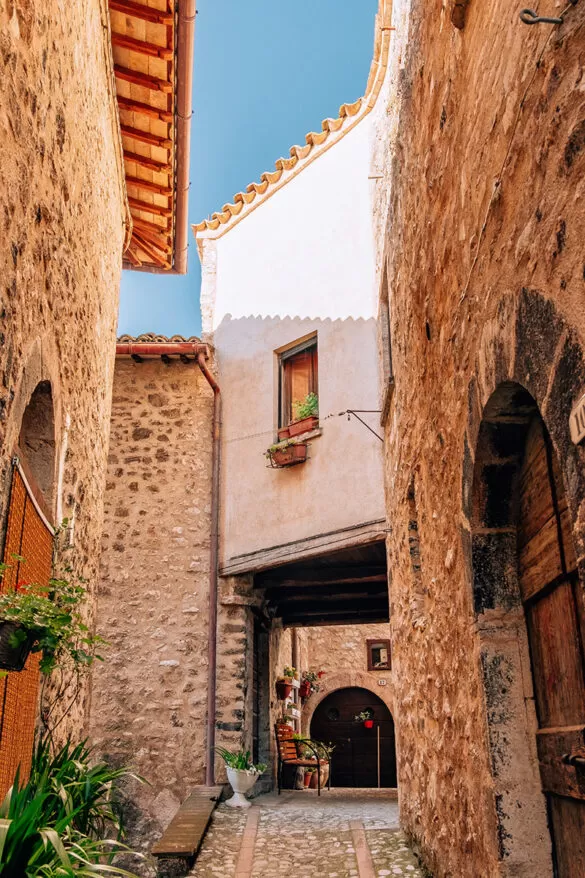 Things to do in Umbria Italy - Vallo di Nera alley