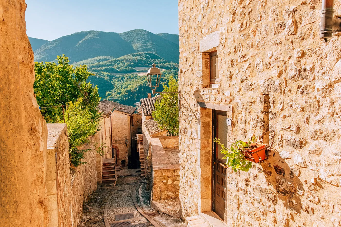 Things to do in Umbria Italy - Vallo di Nera alley - View of village and mountains