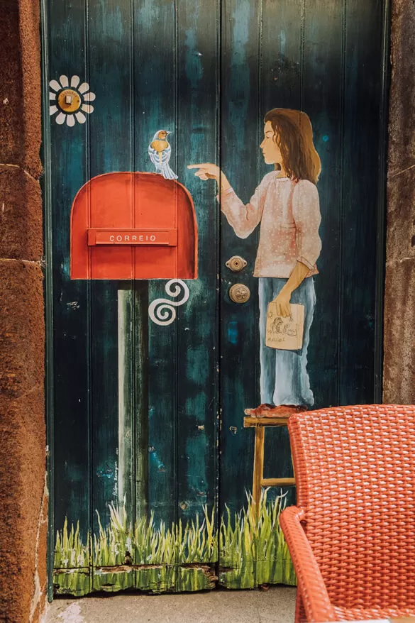 Things to do in Funchal Madeira - Rua de Santa Maria - Projecto Arte Portas Abertas - Post box with little girl