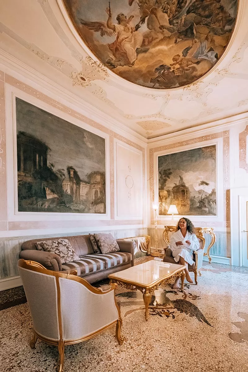 Where to Stay in Venice - Best Hotels in Venice - Cannaregio - Ca' Bonfadini Historic Experience - Sitting room with frescoes