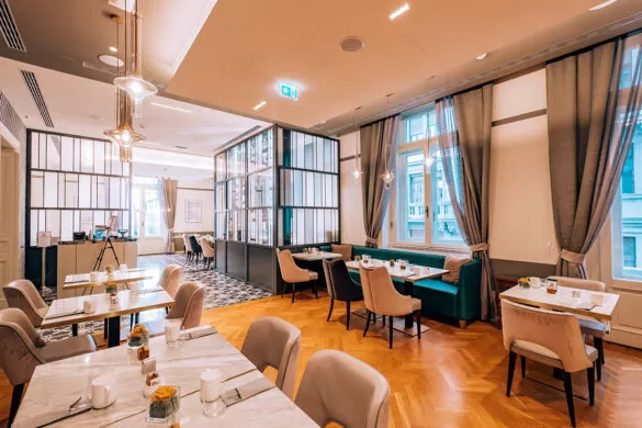 DoubleTree by Hilton Trieste - Restaurant tables