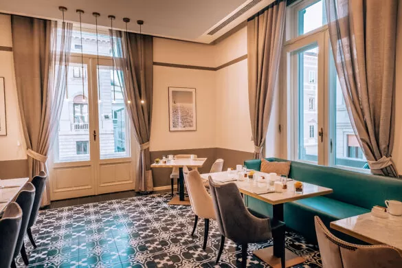 DoubleTree by Hilton Trieste - Restaurant tables near window