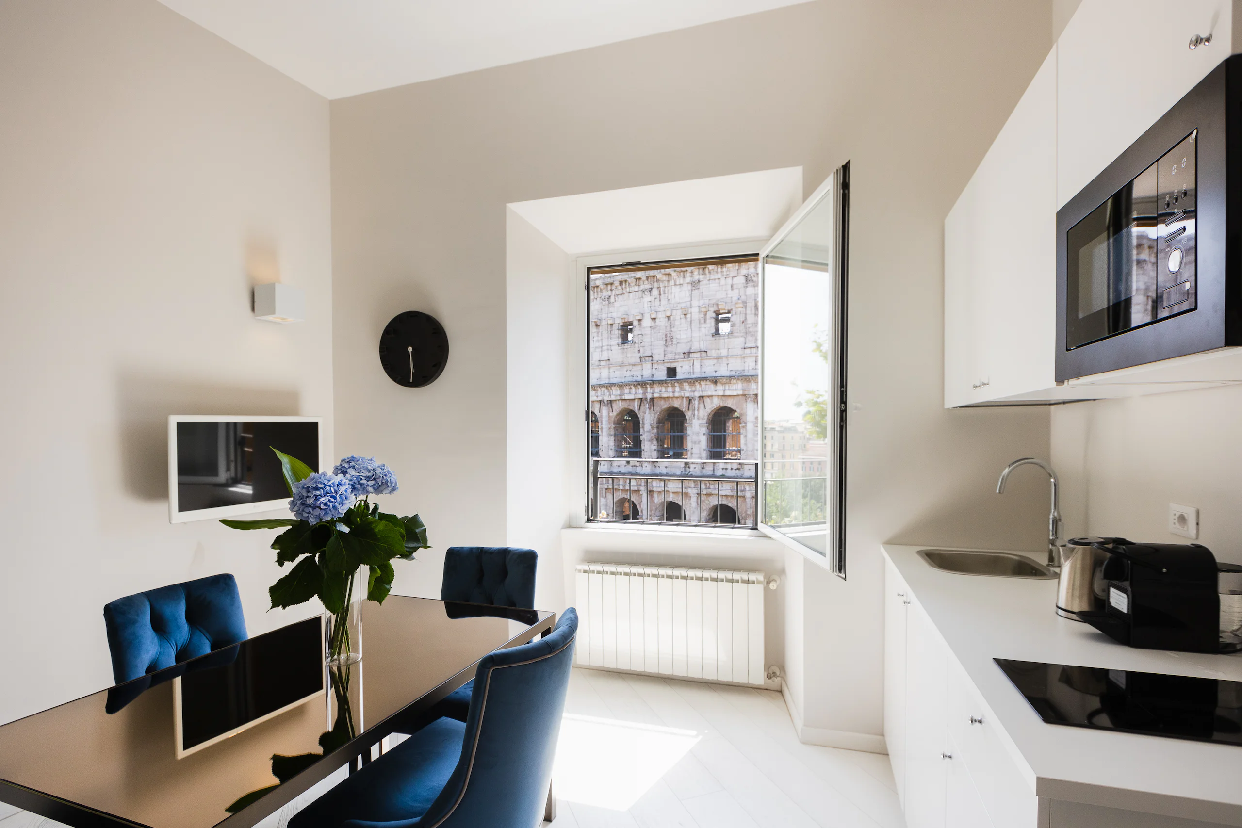 Hotels Near the Colosseum in Rome - Gladiators Ready - Kitchen with view of Colosseum