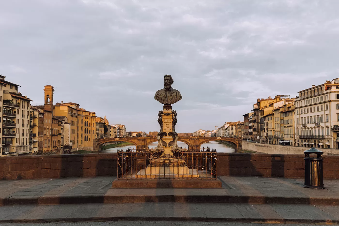 Best things to do in Florence - Ponte Vecchio - Statue of Celini