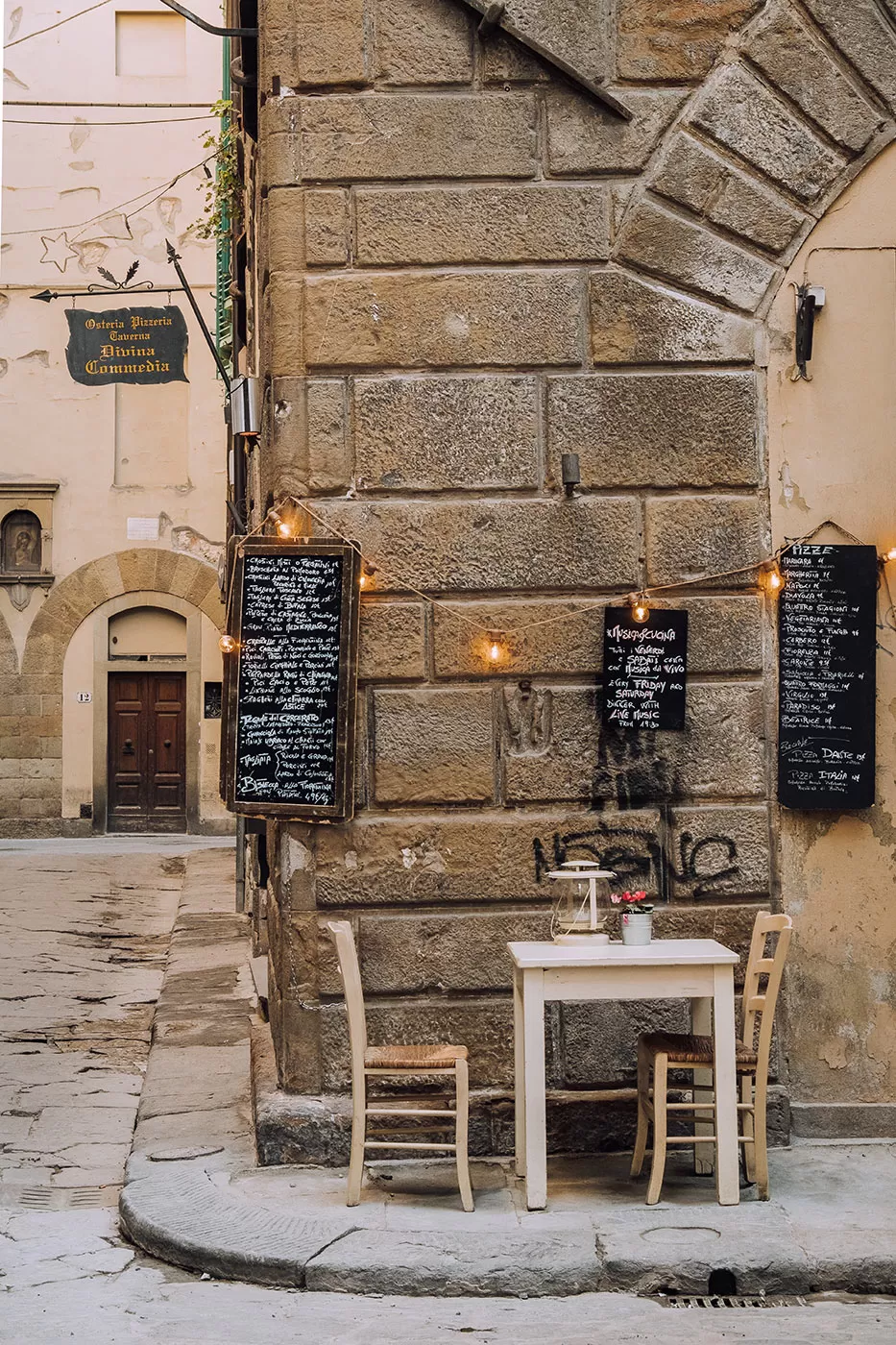 Florence tips - Table and chairs outside restaurant