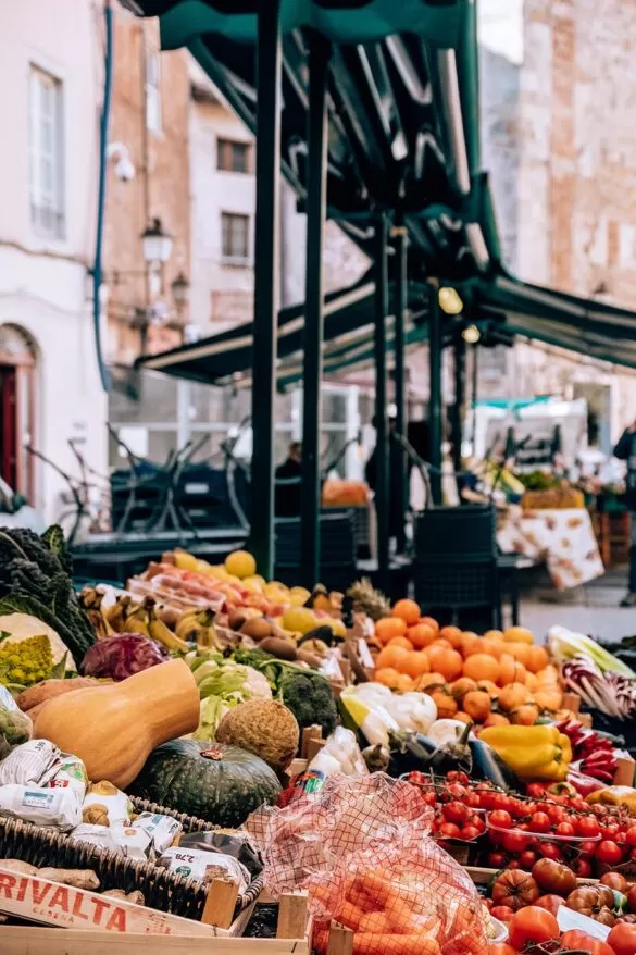 Things to do in Pisa Italy - Piazza delle Vettovaglie - Fruit market