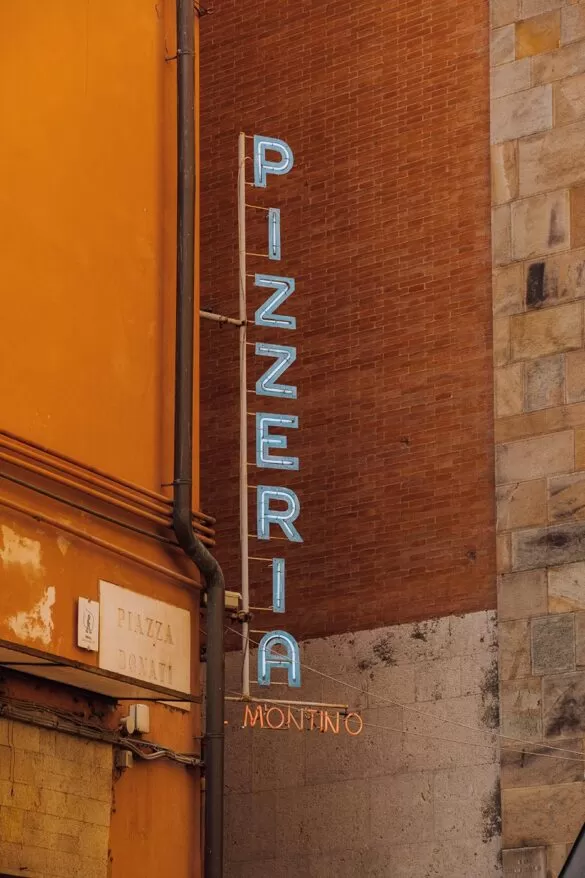 Things to do in Pisa Italy - Pizzeria Il Montino sign