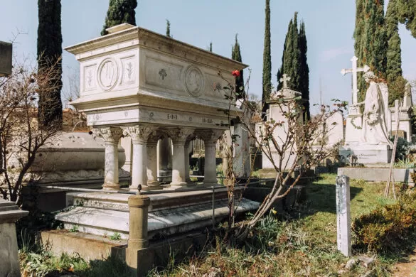 Unique Things to Do in Florence - English Cemetery - Tomb