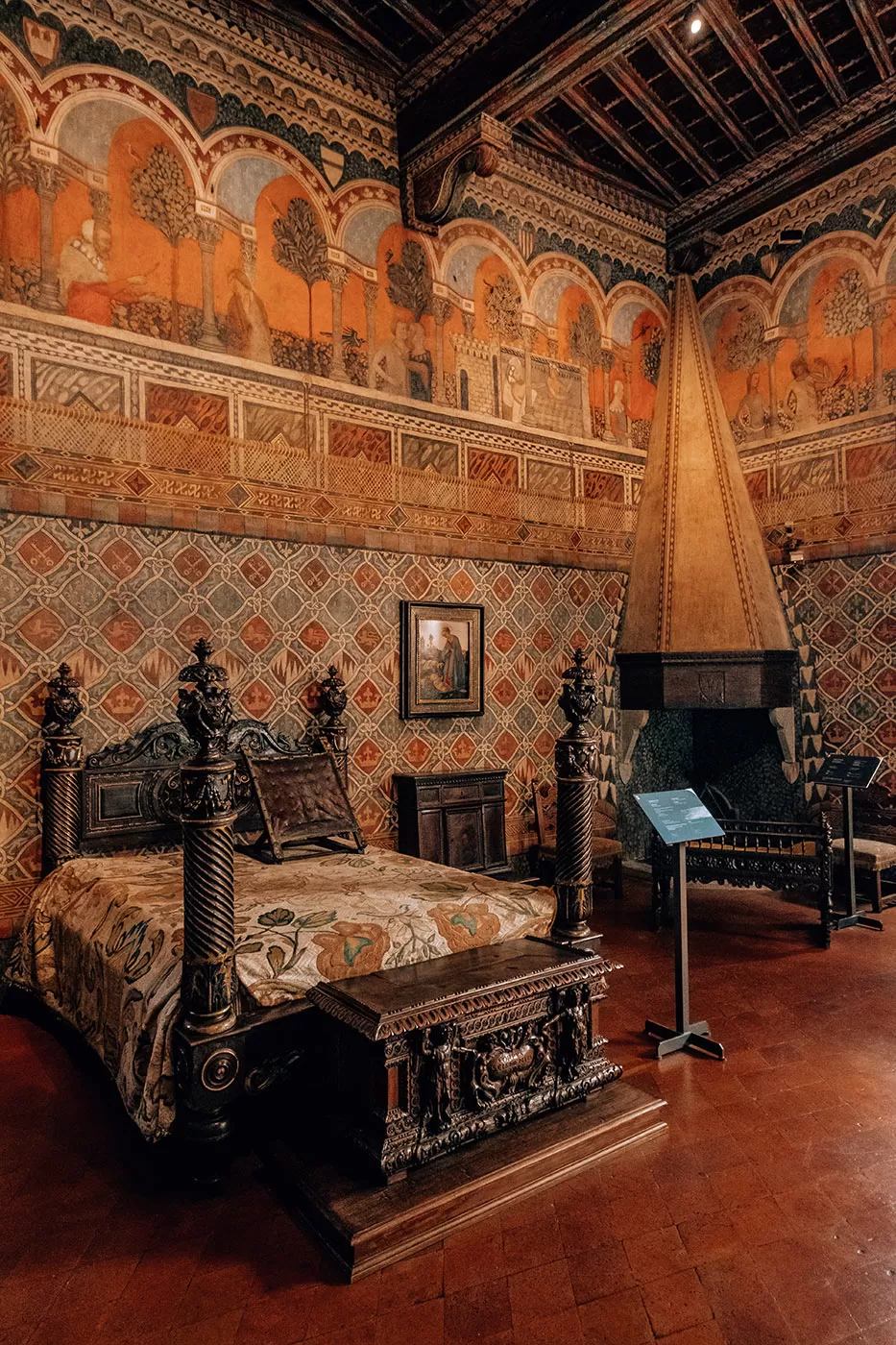 21 Unique Things to Do in Florence 2025 // Hidden Gems, Quirky Attractions & Tours 59 Unique Things to Do in Florence - Palazzo Davanzati - Bedroom