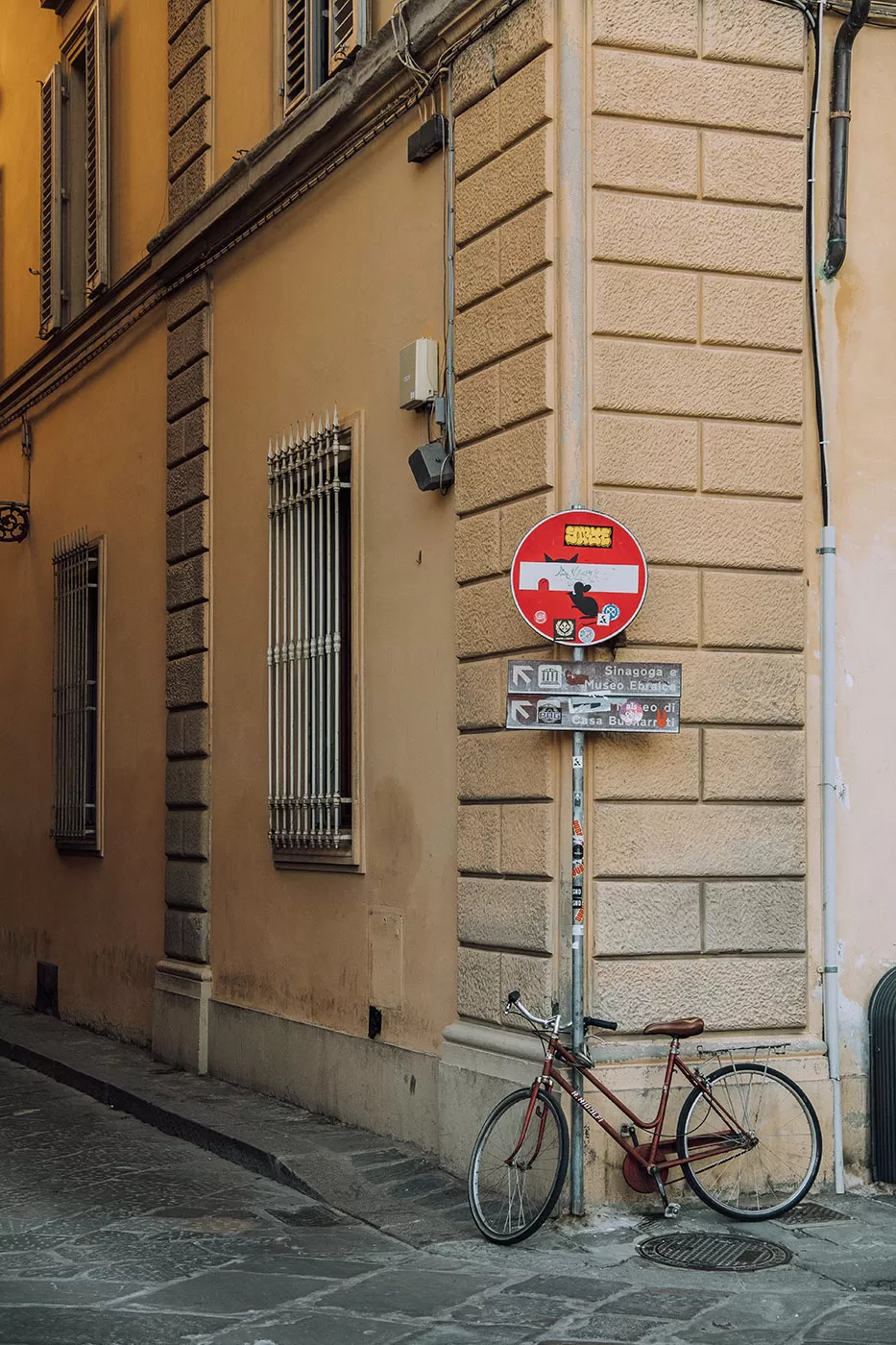 Unique Things to Do in Florence - Street art - Clet - Cat and mouse