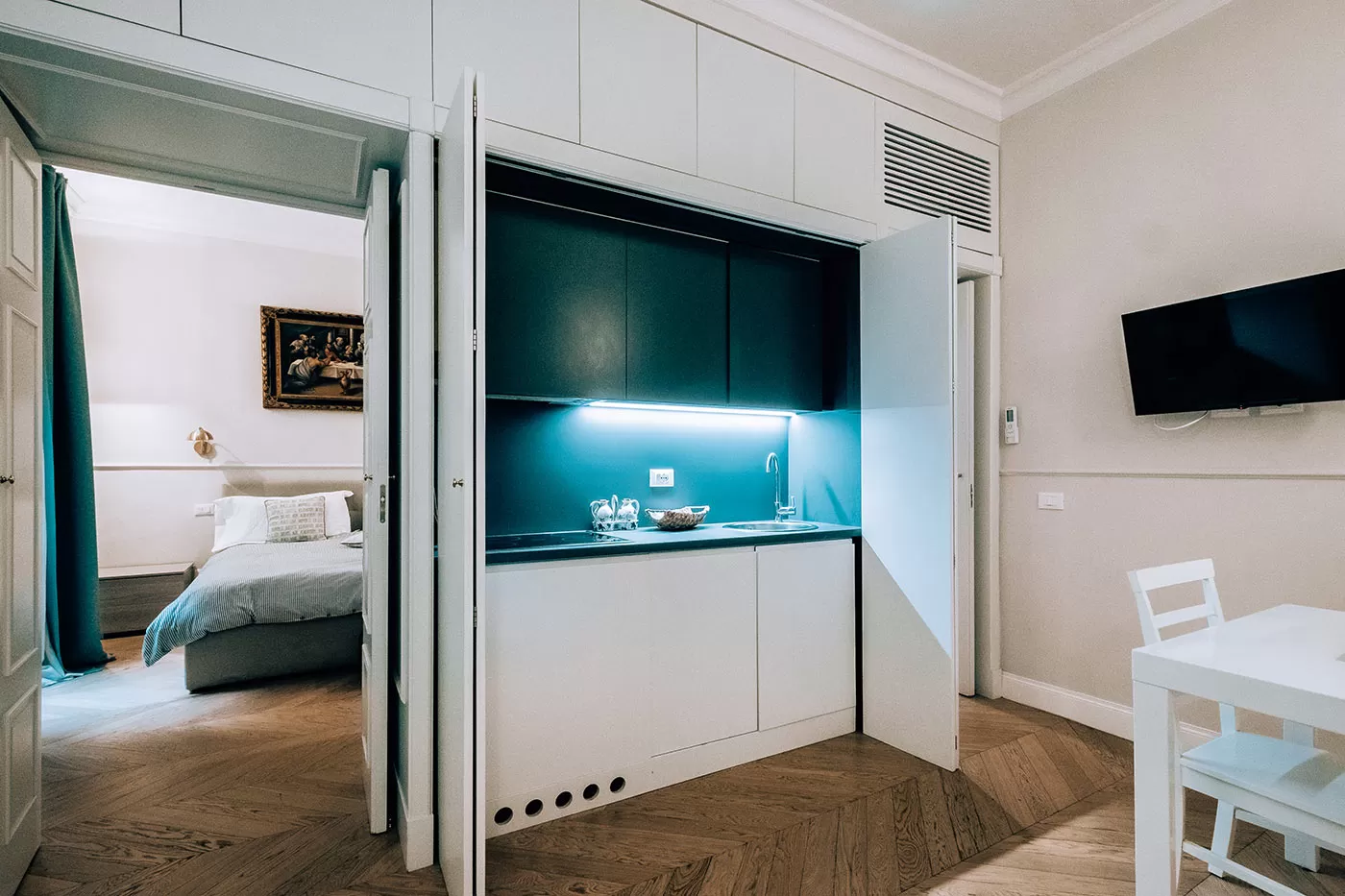 Where to Stay in Florence - Altafronte Apartment in Historic Centre - Kitchen and Bedroom
