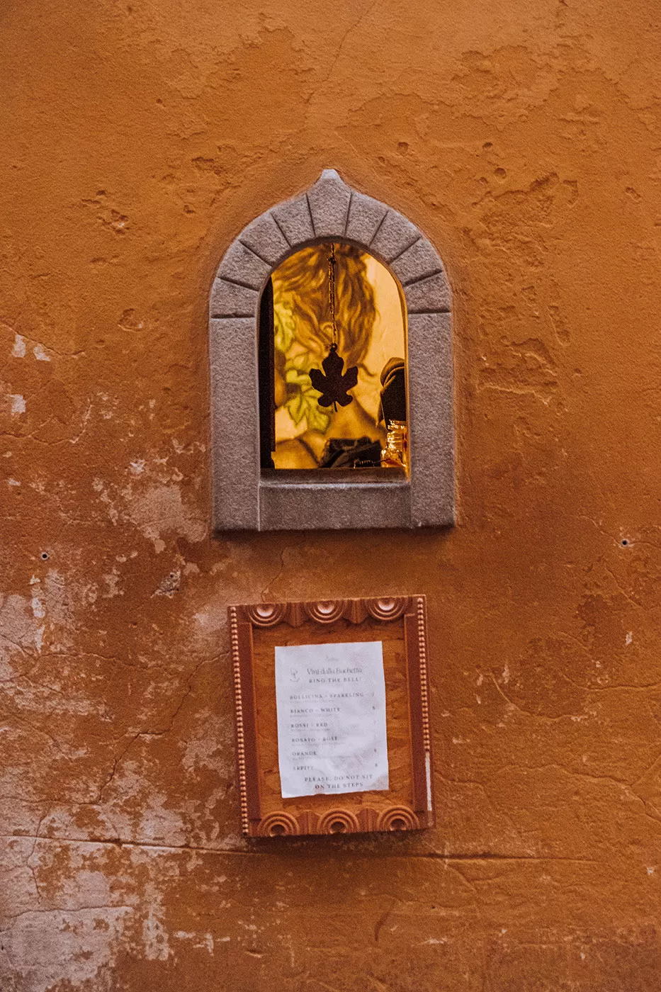 Wine windows in Florence - Babae wine window open