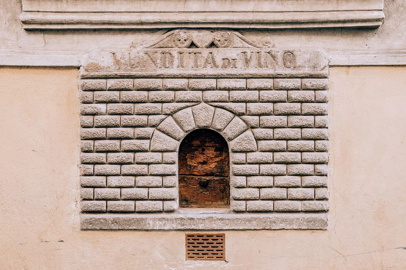 Wine windows in Florence - Via del Giglio, 2 - Buchetta del vino
