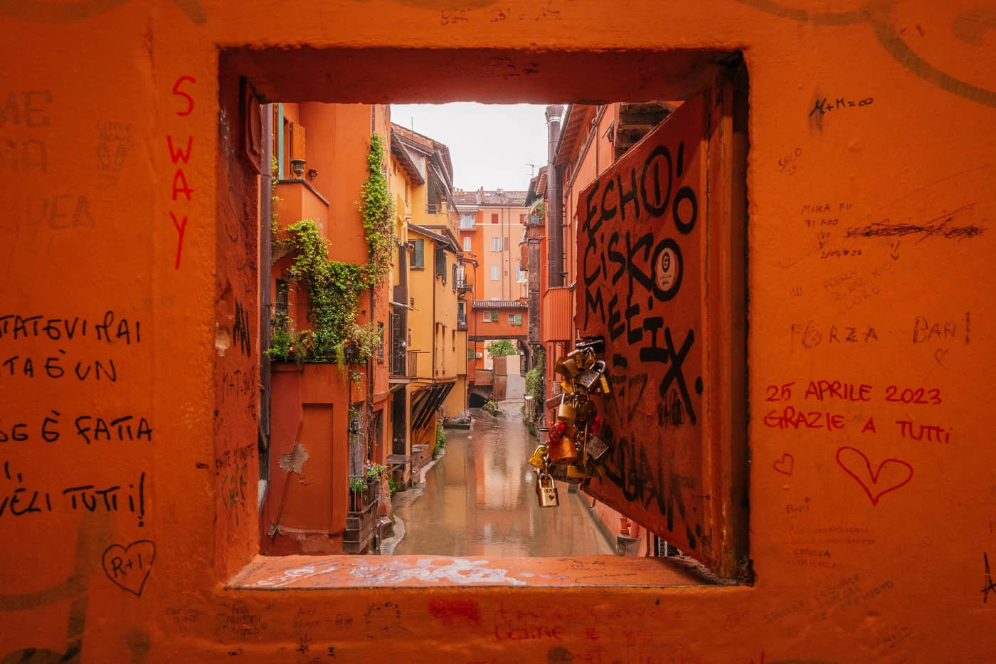 What to Do in Bologna in a Day - Finestrella di Via Piella - Little Venice