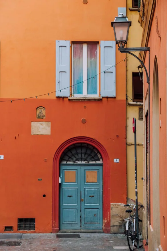Where to Stay in Bologna - Ghetto Ebraico - Jewish Ghetto - Blue door